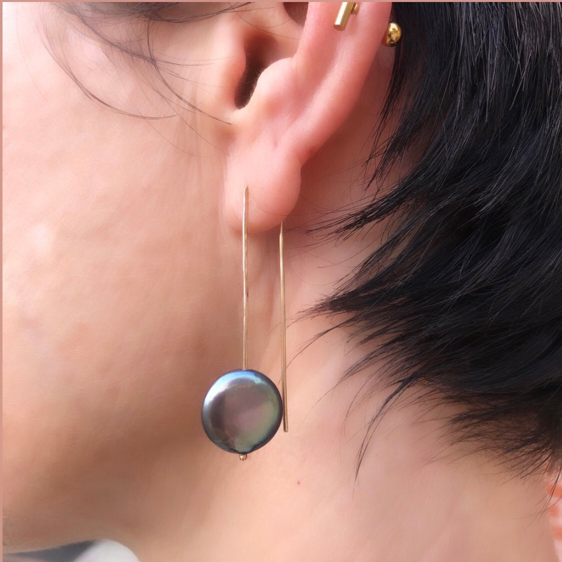 U Earrings in freshwater coin pearls and 14kgf-serena kojimoto studio