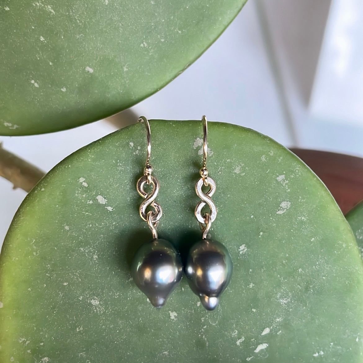 Figure 8 black pearls earrings-serena kojimoto studio