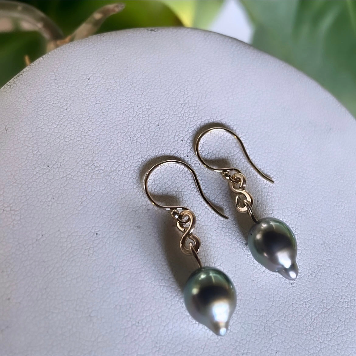 Figure 8 black pearls earrings-serena kojimoto studio