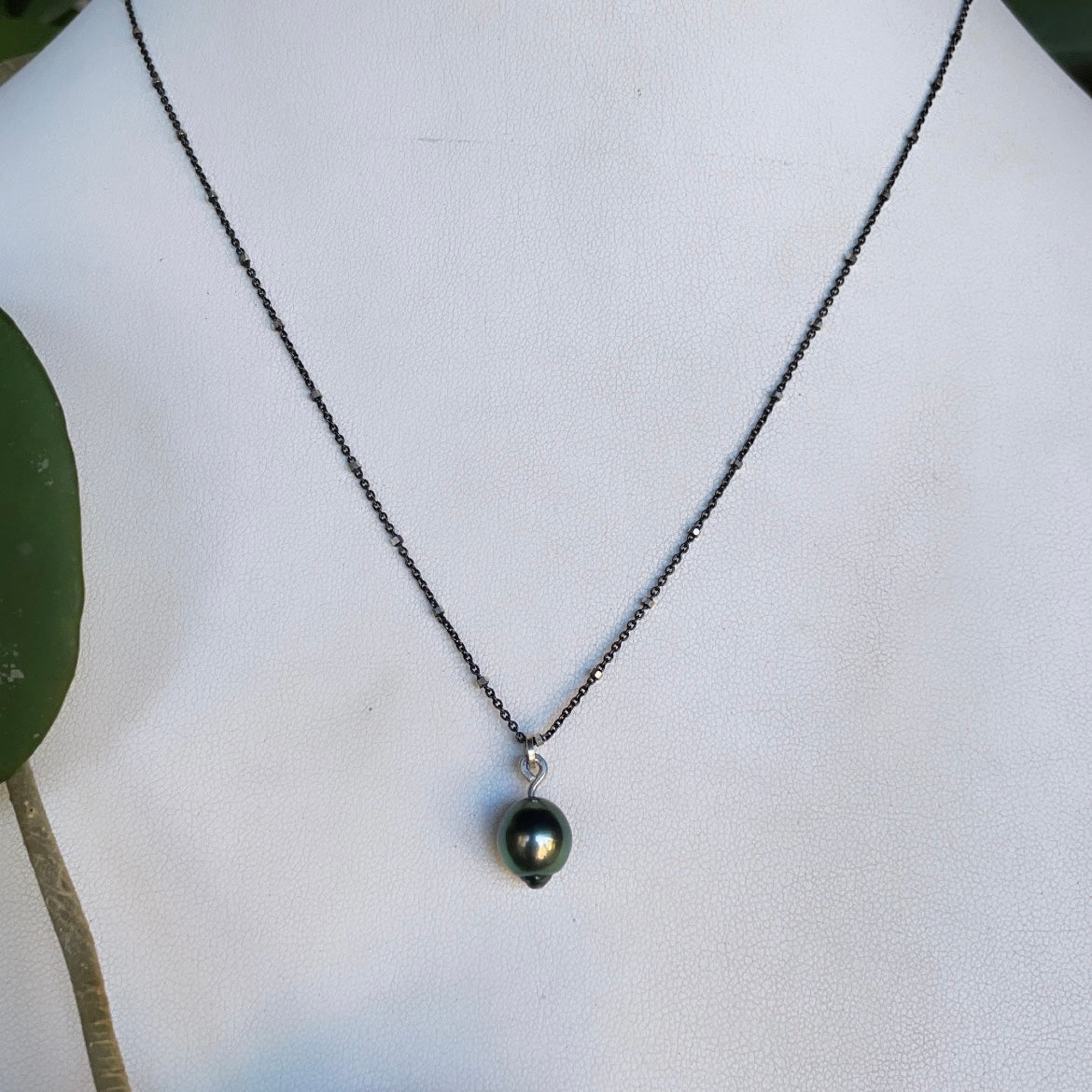 Elegant Black pearl pendant-serena kojimoto studio